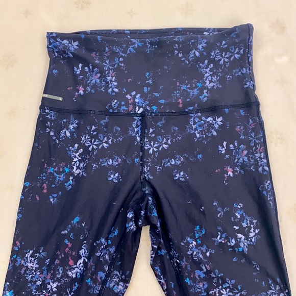 🎉 HOST PICK!!🎉🎊 Lolë, Blue Capris with Floral Prints, Size XS - Picture 2 of 8